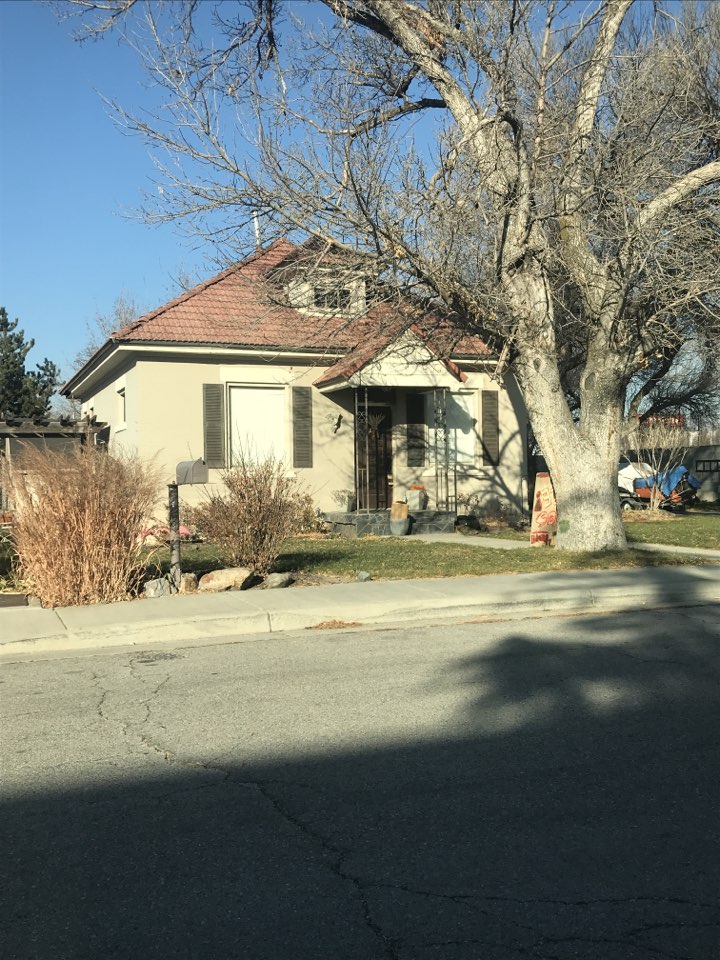 Murray, UT - Looking at a house that is currently in foreclosure with a sale date at the end of the month. Often times when we talk to home owners they aren’t familiar with all there options. We loving helping them figure out the best solution regardless if we purchase the home or not! 