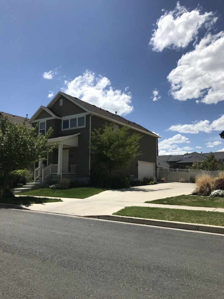 South Jordan, UT - Sell your house fast!!! Just met with a seller looking to sell avoid commissions and fees that are typically associated with selling a property. The home is in need of new carpet and paint. We will give the sellers a cash offer later today! 