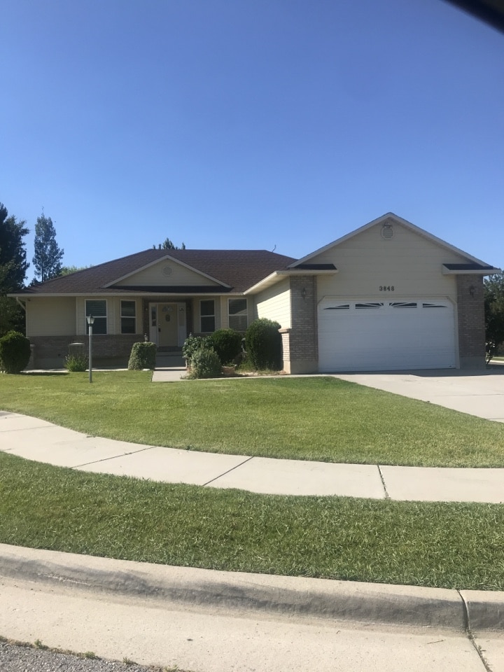 South Jordan, UT - SELL HOUSE FAST. The seller is this West Joran home is interested in getting a cash offer. The home has been a rental for several years and would like to do something else with the money. The home is in good condition but could use some updates. We will submit a cash offer to the seller tomorrow. 