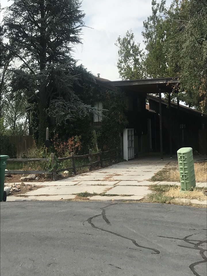 Sandy, UT - SELL HOUSE AS IS. Looking at a property that is currently vacant and in need of repair. The sellers purchases it as a potential rental property but are considering a cash offer.