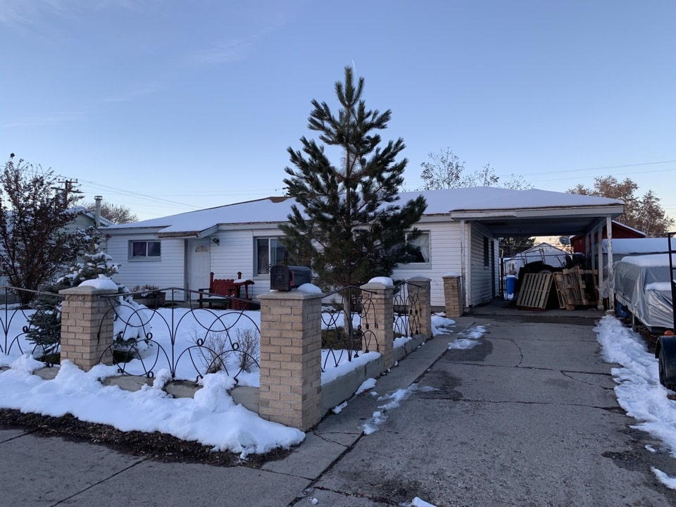 Kearns, UT - WE BUY HOUSES FAST. First met with the seller is this Kearns home a few months ago. The timing then just wasn’t right to sell. He called this morning and said he was ready to sell. We will purchase the home for cash and close on Friday. 