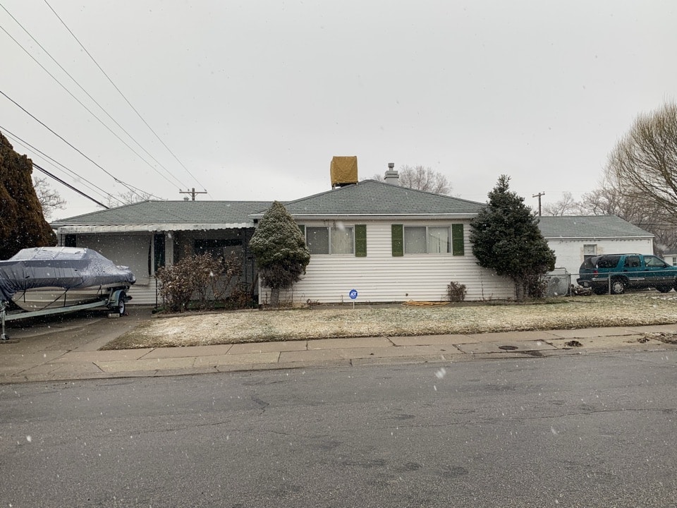 Kearns, UT - WE BUY HOUSES FAST. Looking at a property in Kearns that the seller is considering selling in “as is” condition. There are some repairs that need to be made to the property that the seller doesn’t want to do before selling.